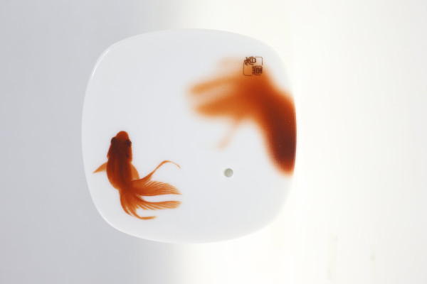 Japonský porcelánový držák na vonné tyčinky - Zlatá rybka (2)