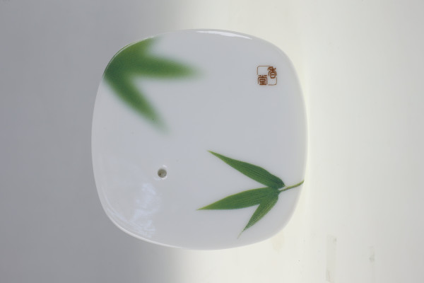 Japonský porcelánový držák na vonné tyčinky - Zlatá rybka (2)